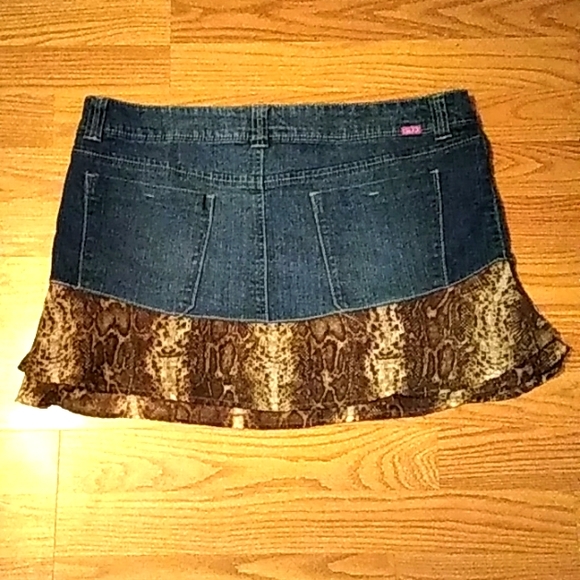 GLO by J-lo Stretch Denim with frill design bottom hem JR size 15 - Picture 2 of 5